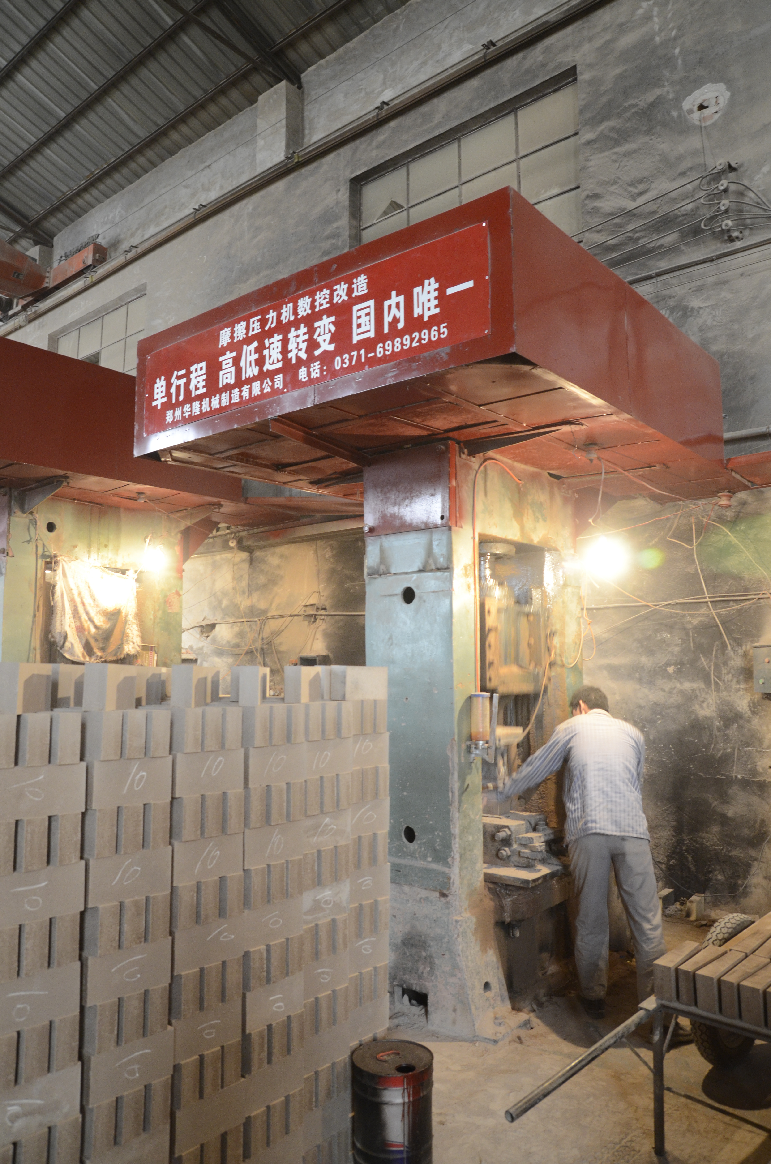 為什么企業(yè)都在淘汰摩擦壓力機(jī)？不僅僅是省錢(qián)的事
